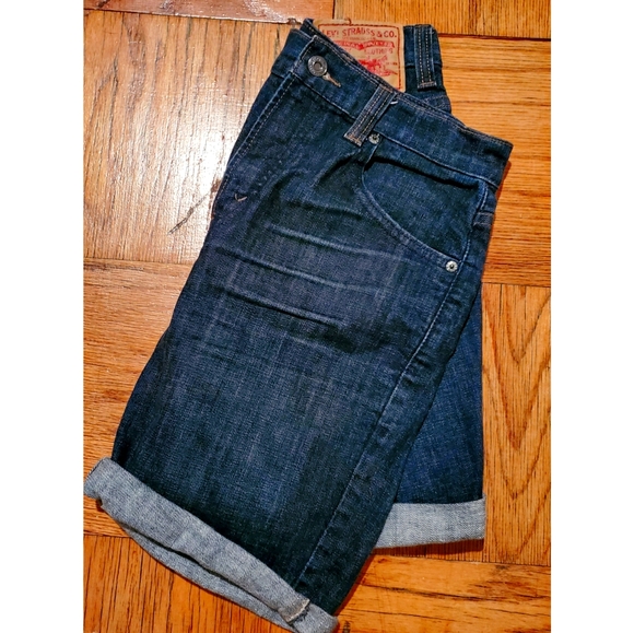 Levi denim shorts, like new - Picture 4 of 7